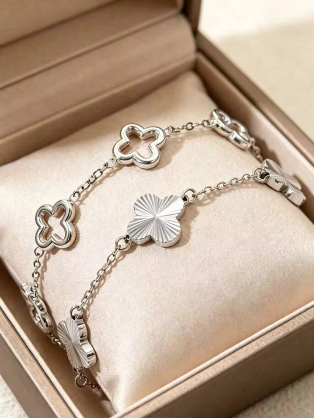 Elegant Silver Clover Link Bracelet Set Shiny Silver Finish